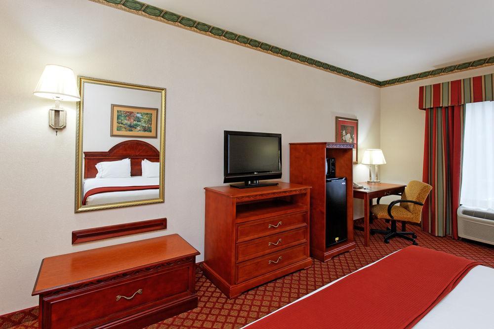 Holiday Inn Express & Suites Tupelo By Ihg Exterior photo