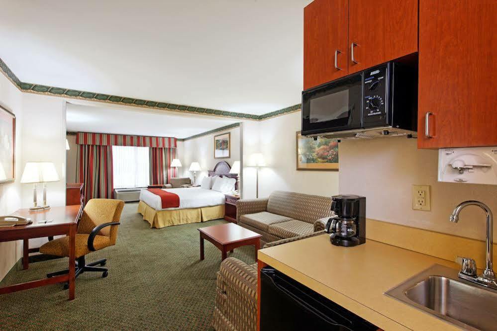 Holiday Inn Express & Suites Tupelo By Ihg Room photo