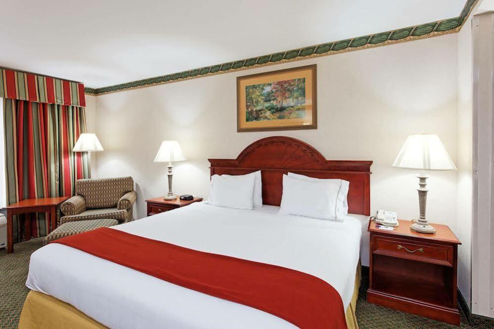 Holiday Inn Express & Suites Tupelo By Ihg Room photo